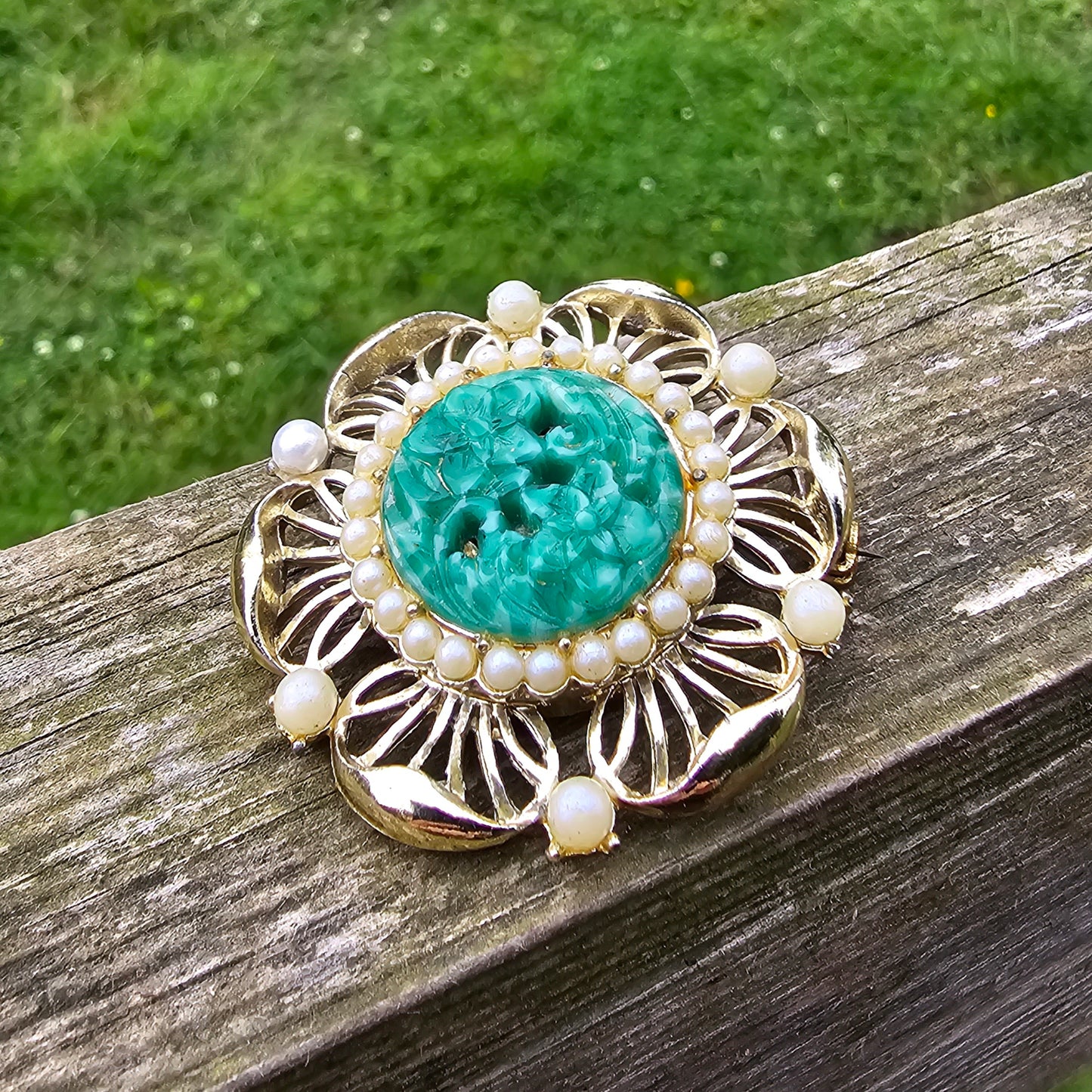 Peking Glass Pearl Brooch Gold Tone Vintage Jewellery Exquisite